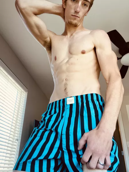 Boxers, abs, and toned muscle make the weekend way more fun 💁🏻‍♂️😈