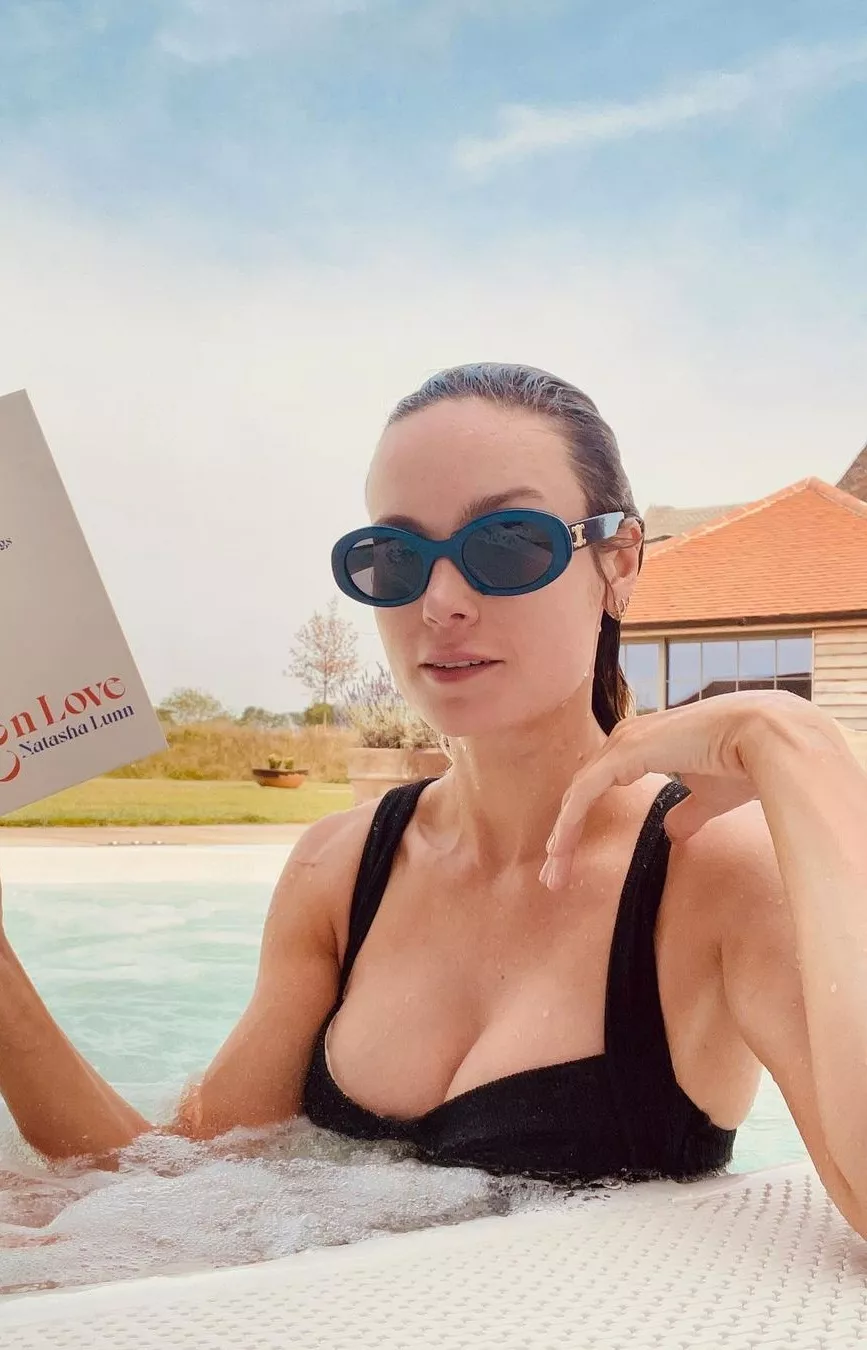 Brie Larson teasing her Mommy tits again! Brie Larson teasing her Mommy tits again!