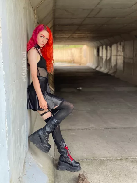 bright hair, dark clothes ๐ฅต do you like my big boots?