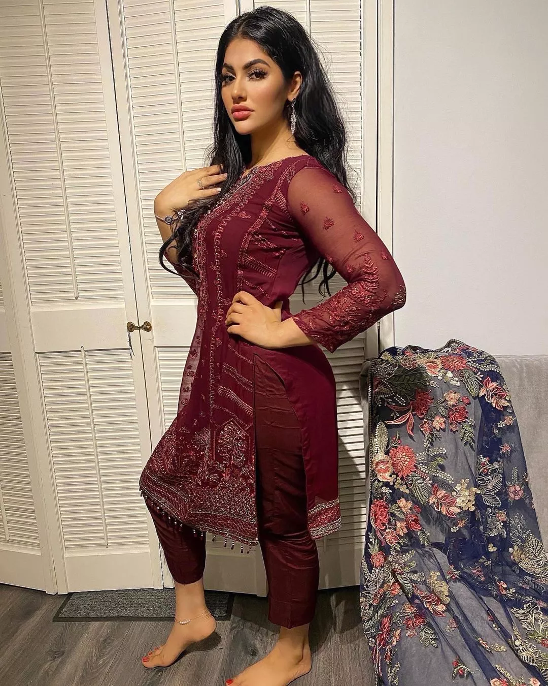 British Pakistani Beauty in Ethnic Dress British Pakistani Beauty in Ethnic Dress