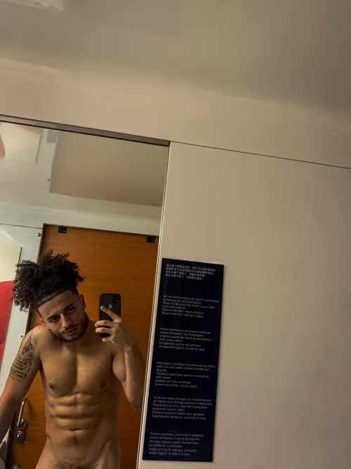 Bros do you like mirror selfies? 🙂