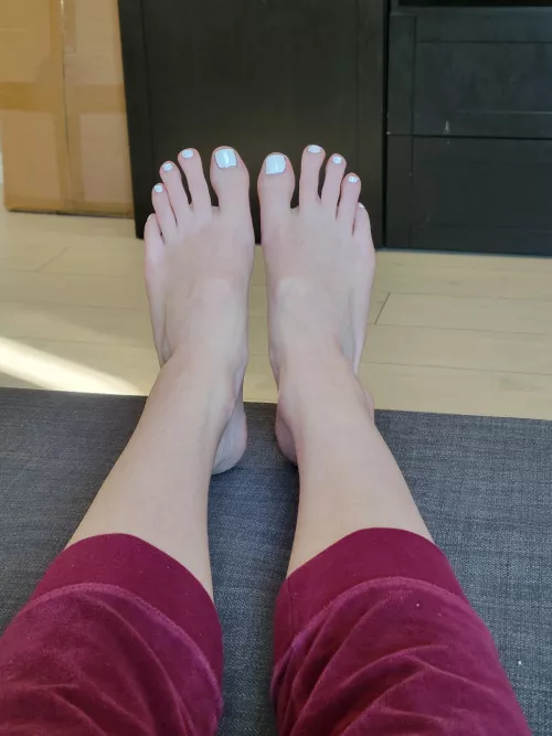 Brrr, these toes are cold and sore. Won't you rub them for me. Brrr, these toes are cold and sore. Won't you rub them for me.