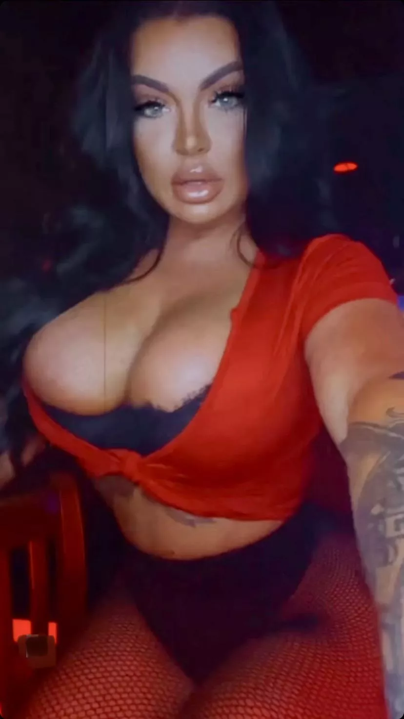 Brunette bimbo Brunette bimbo