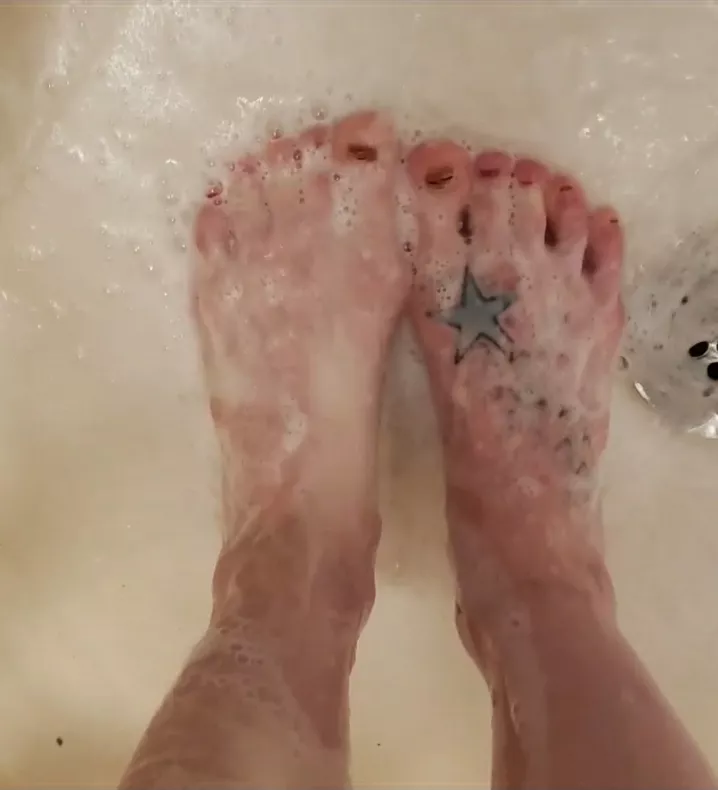 Bubbly shower feet 👣 Bubbly shower feet 👣