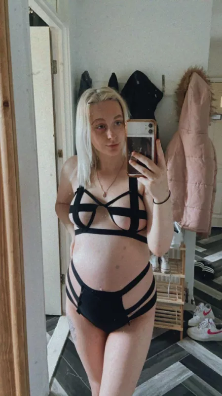 Bump has got so big now!! Keeping the stretch marks away with daily cum rubsπ