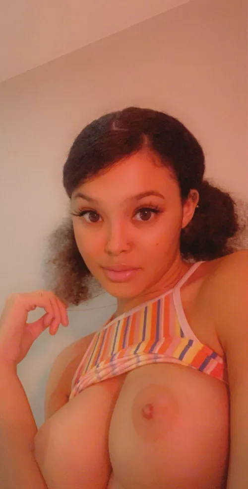 Busty Latina teen 🥵