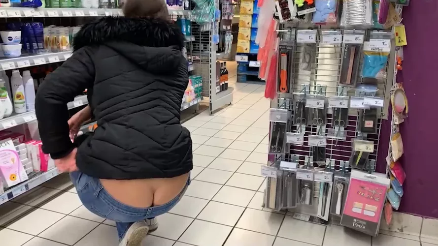 Buttcrack in public...Ups