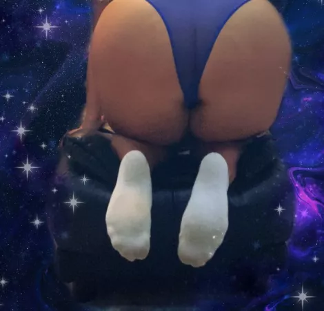 Calling all ass and foot sluts. Come worship my ass and white socks and send to me while youβre at it οΏΌ