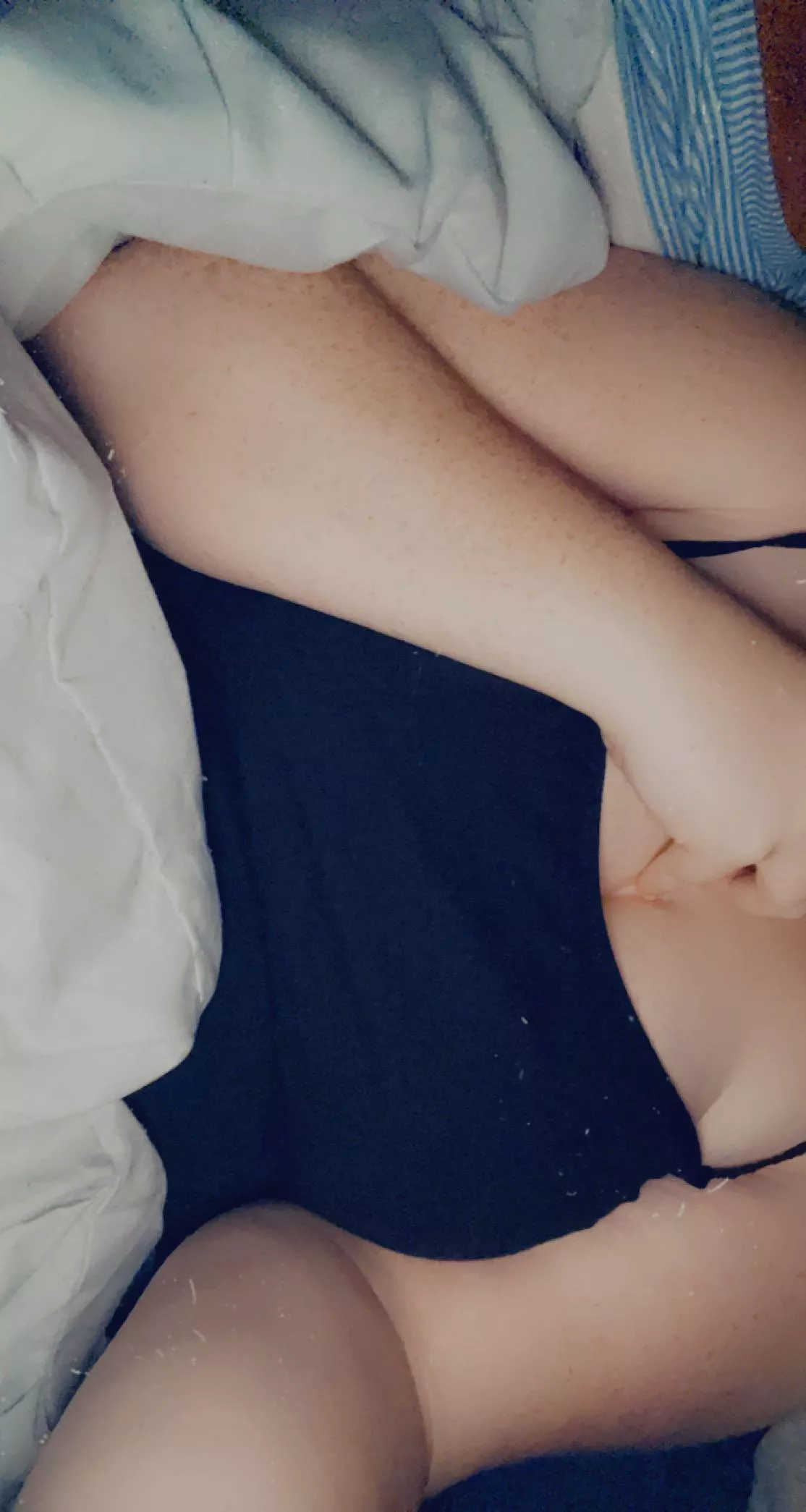 Calling it an early night, would love to wake up to some dms 🖤💋