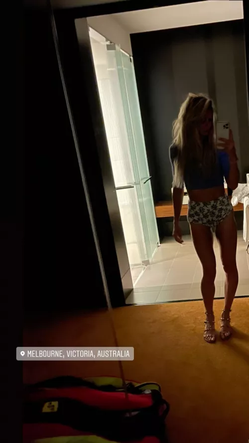 🇮🇹 🎾 Camila Giorgi wearing close to nothing... Invisible clothes