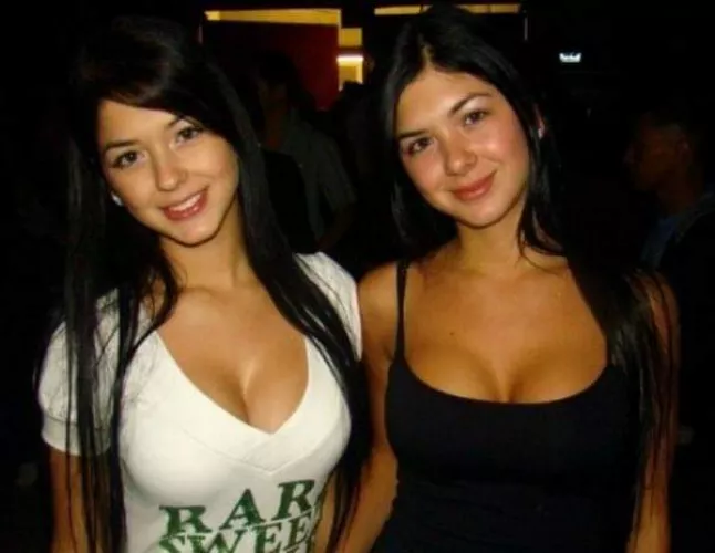 Camila y Mariana Camila y Mariana