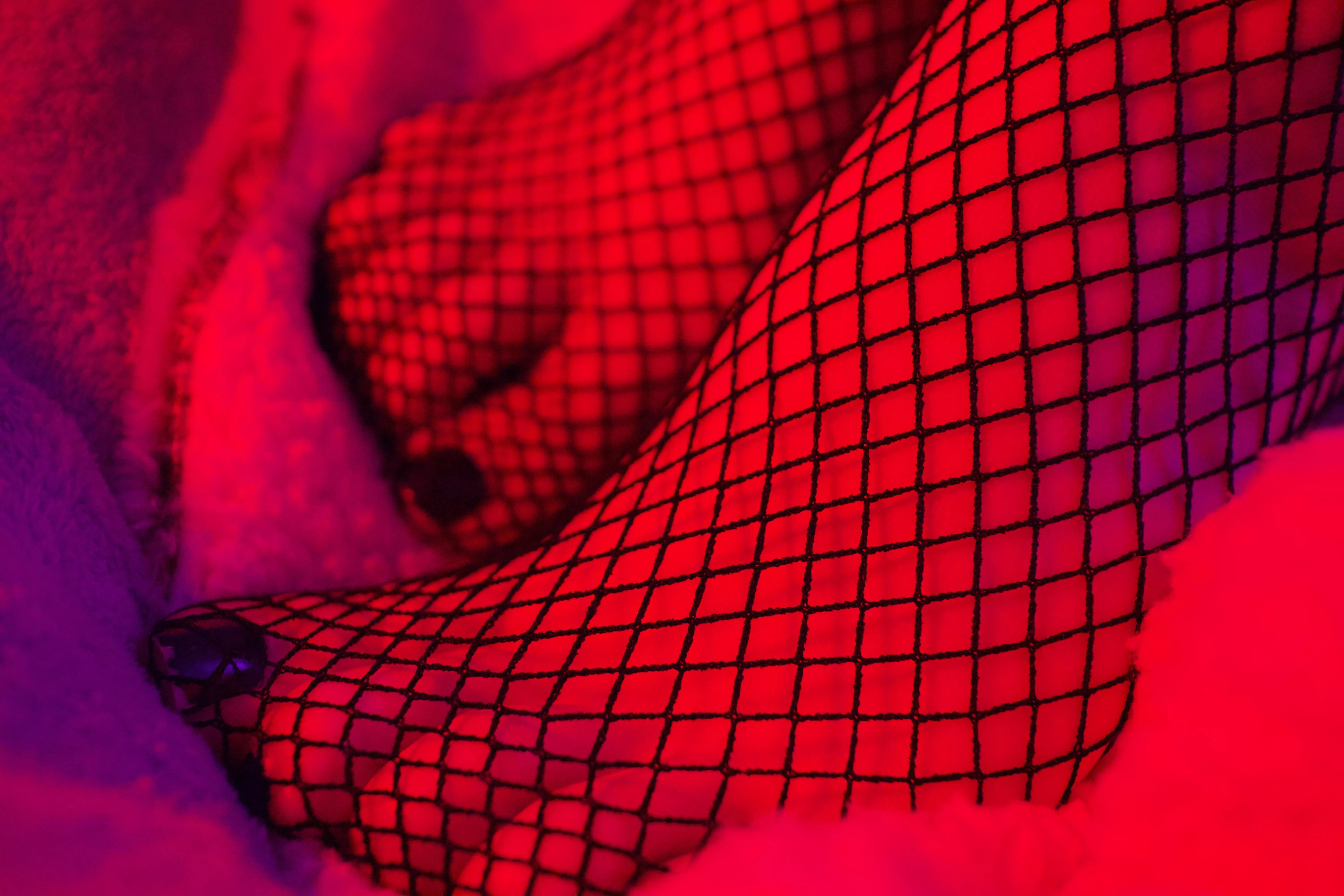 Can anybody rub my feet? Can anybody rub my feet?