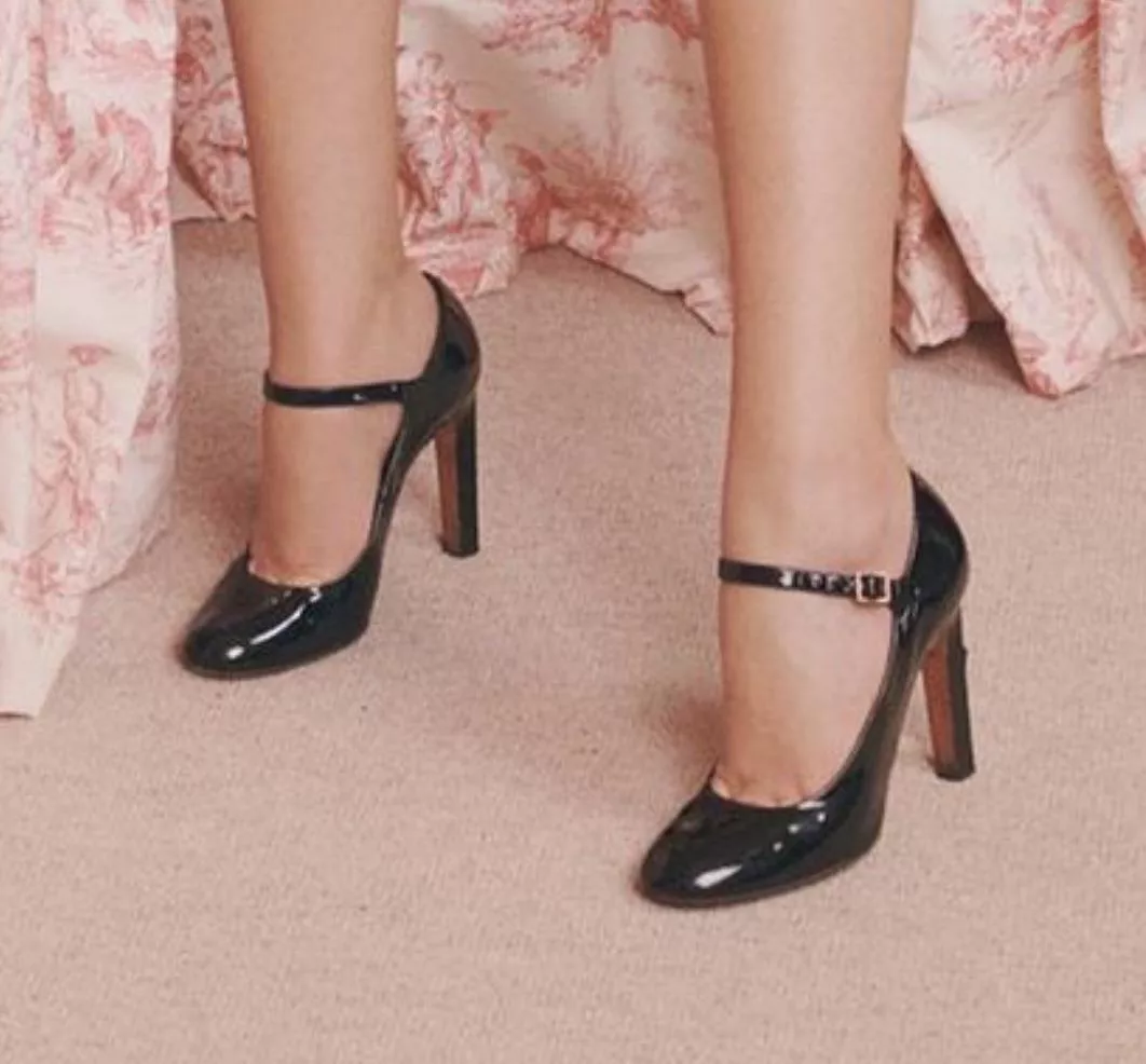 Can anyone identify these heels?? Can anyone identify these heels??