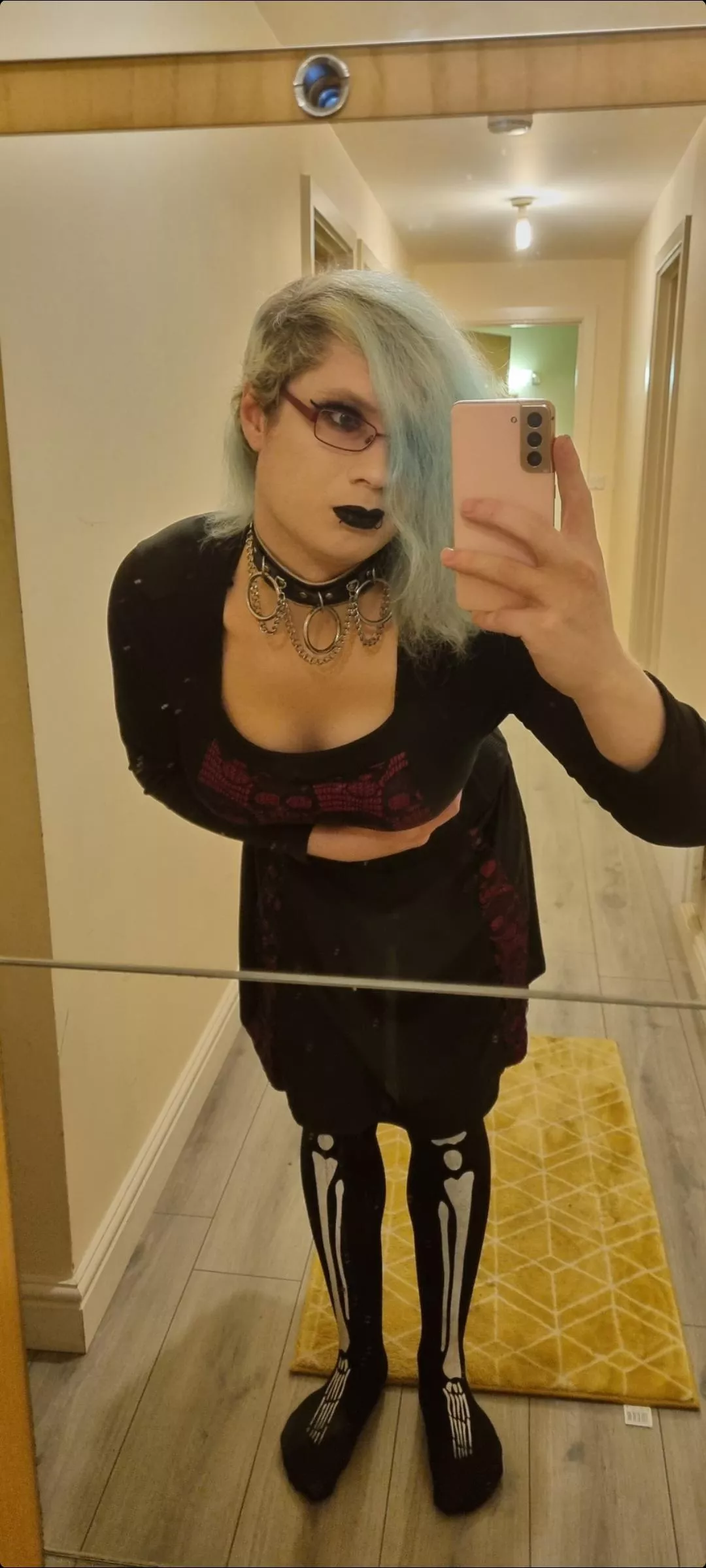 Can I be your goth/alt girlfriend? Looking for one myself 👉👈