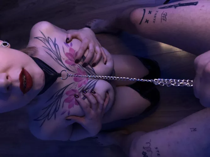 Can I be your little slave 🥺👉🏻👈🏻 HAPPY NEW YEAR BABIES ❤️