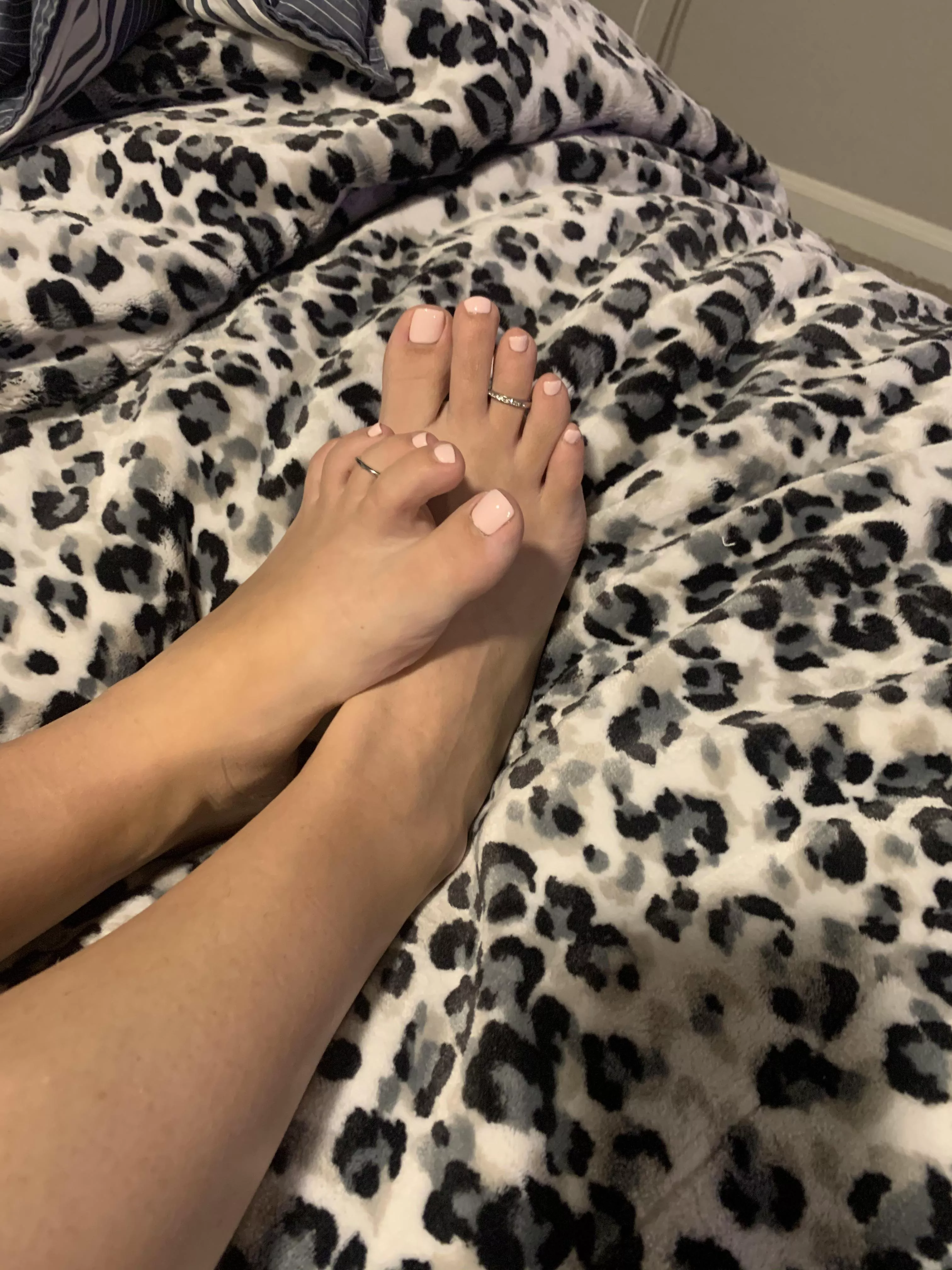 Can I please give you a foot job with my soft feet?? 🤤