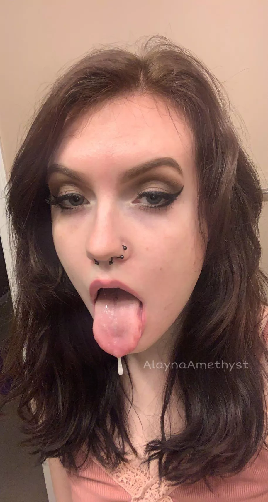 Can i spit in your mouth? 🥰 Can i spit in your mouth? 🥰