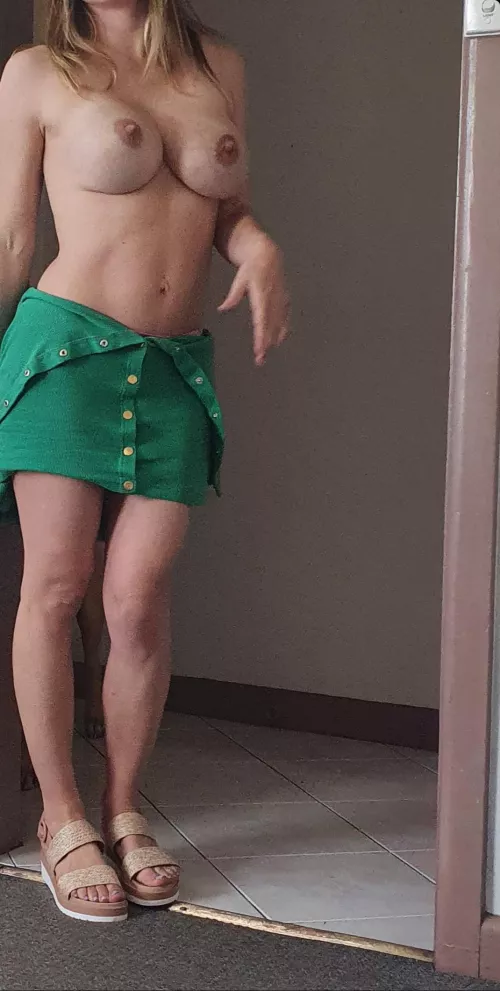 can this wife play here