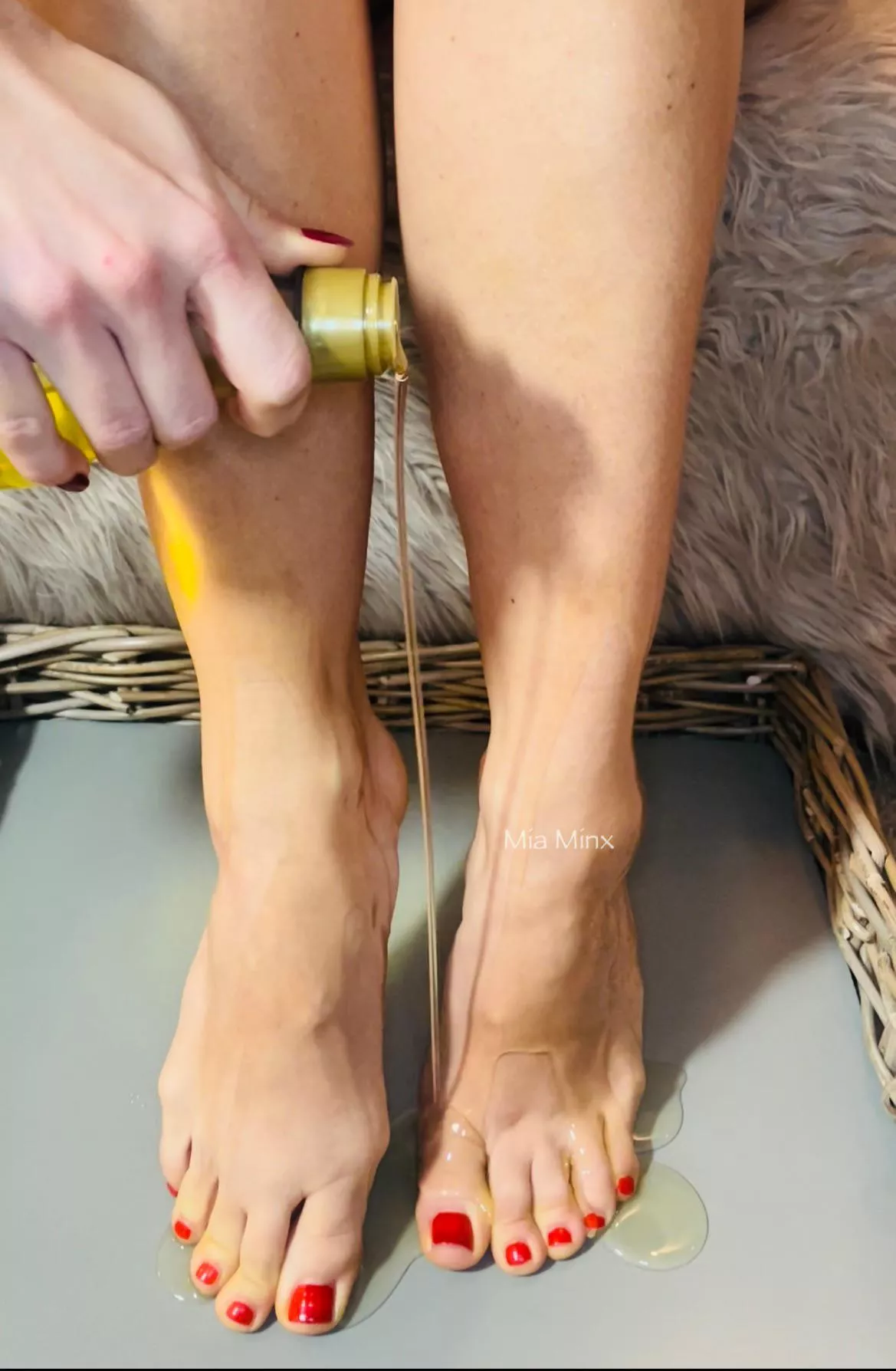 Can we just appreciate the oil pooling around my toes 😋 now who would lap this up? 🦶👅 [self]