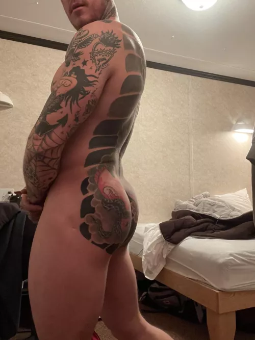 Can we take a (M)inuet to appreciate my mans ass? ?