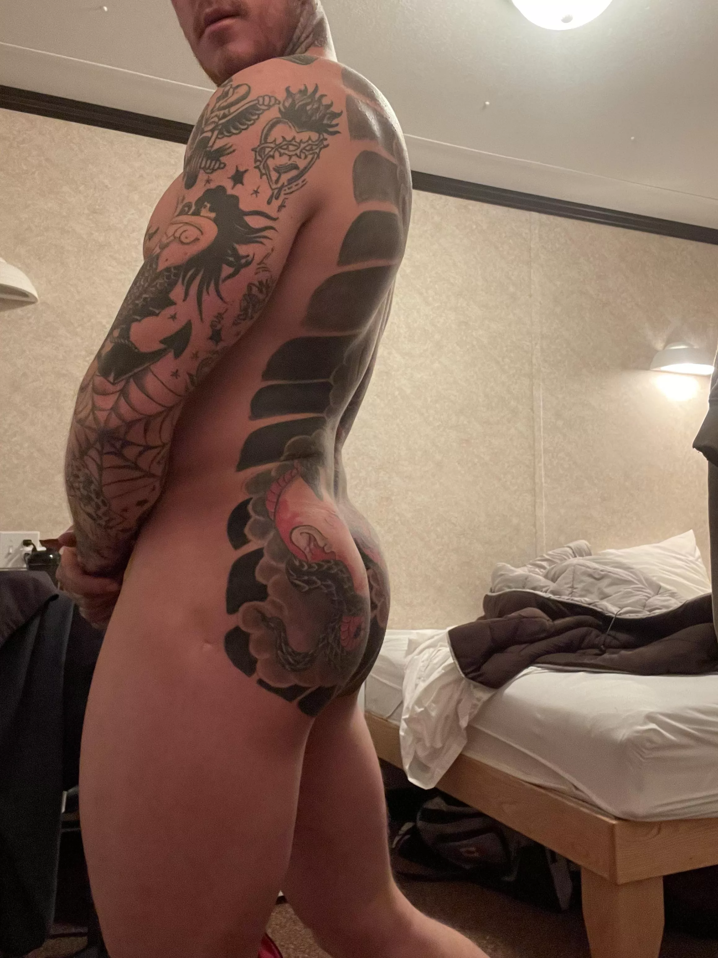 Can we take a (M)inuet to appreciate my mans ass? ?