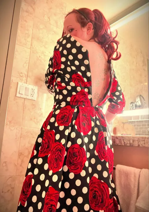 Can you give me a hand? I can’t reach the zipper.