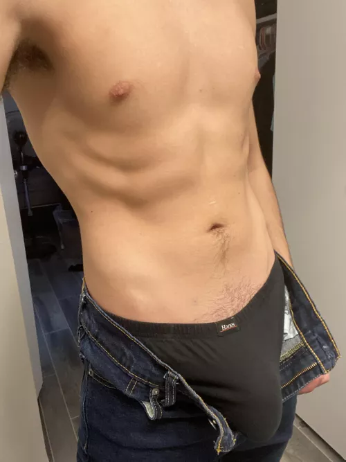 Can you imagine me rubbing my bulge on your face to get hard 😈