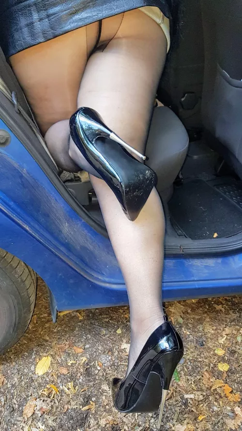 Can you just help to pull my skirt up further?