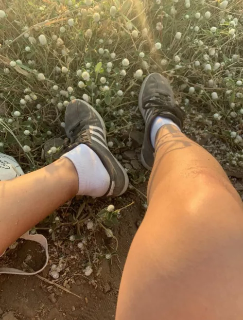 Can you see the sweat on my knee from the hike? Imagine how sweaty my feet in those socks are 🤩 🧦