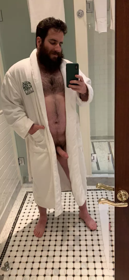Can’t decide if the robe makes me feel more classy boujie or Spirodon Skorpio…
