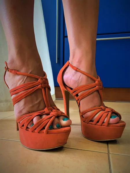 Can't describe this fantastic feeling, when I wear these high heels๐ฅ