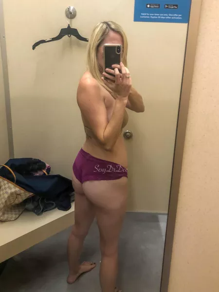 Can’t help taking a selfie when I go shopping (35f)
