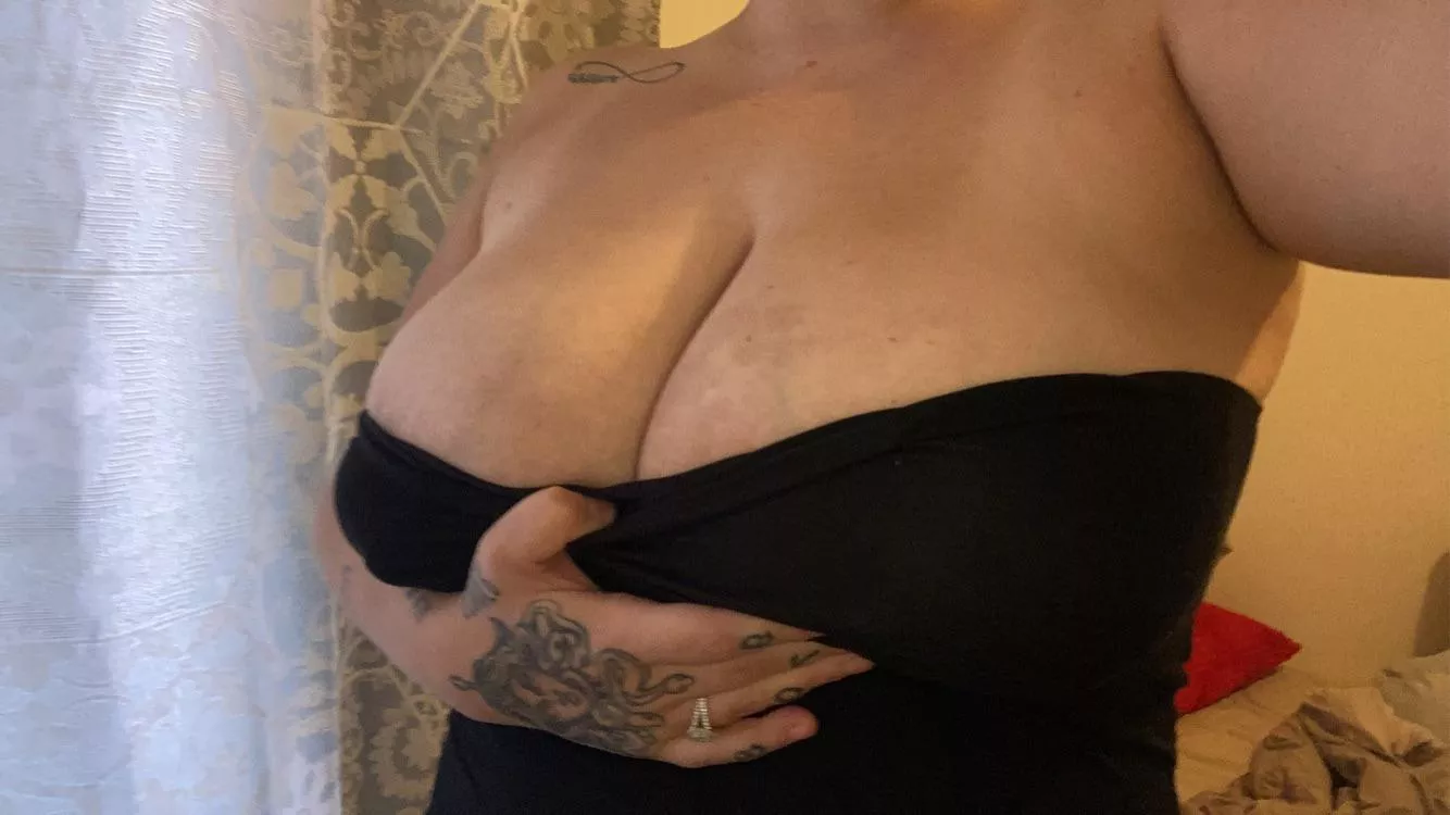 Canβt wait for daddy to get home so he can cum all over my fat titties π₯° Canβt wait for daddy to get home so he can cum all over my fat titties π₯°