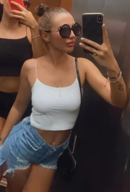 Can't wear a bra, is a pity to the breasts Can't wear a bra, is a pity to the breasts
