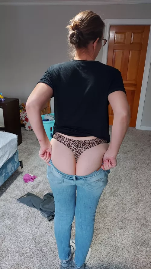 Can't you just hear my butt jiggle in this jeans looking at this picture?