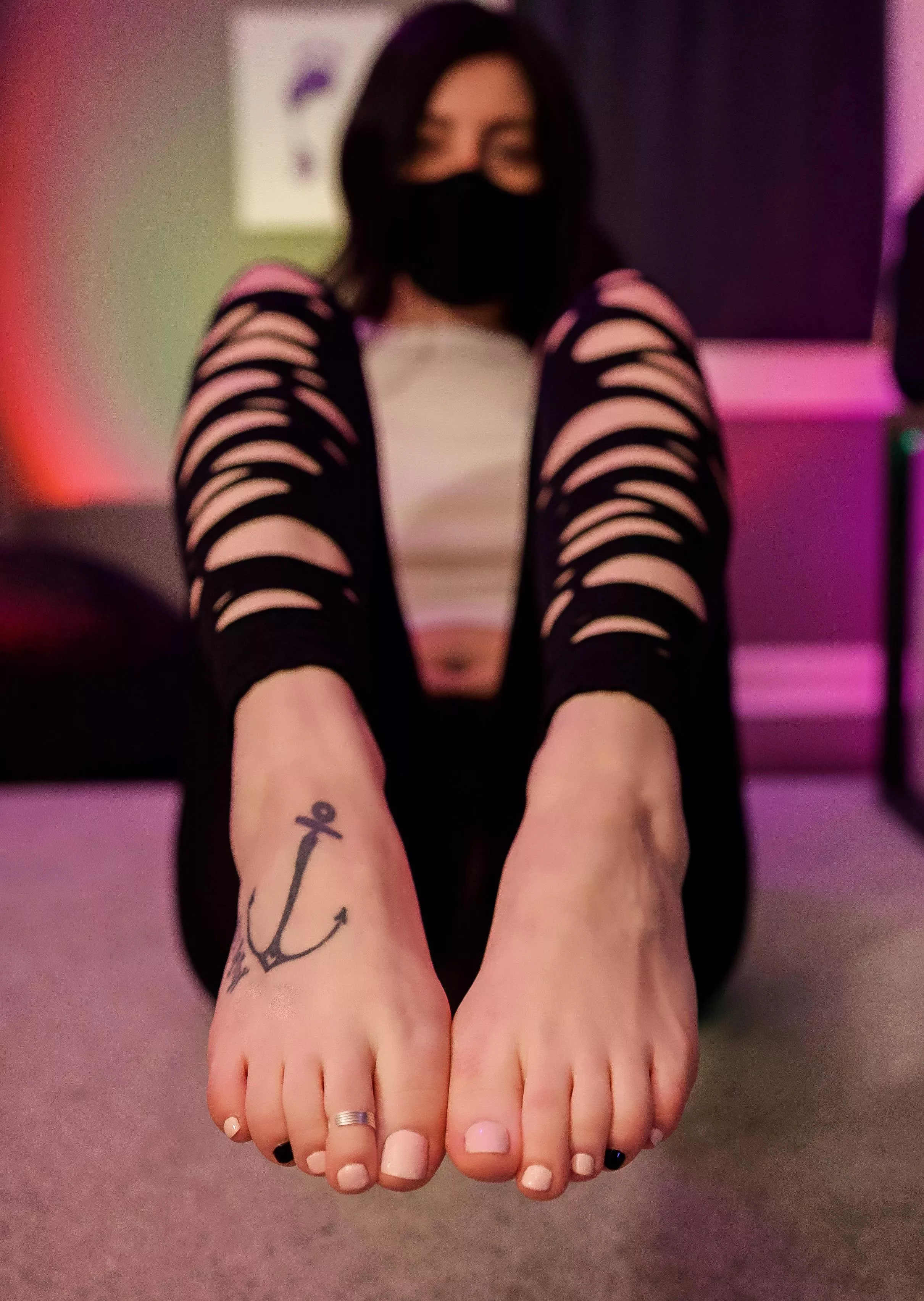 caught you staring so now you have to suck my toes 👀