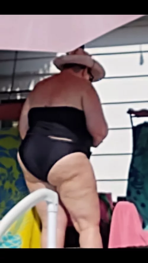 Check out the wife's thick thighs in this pic... Check out the wife's thick thighs in this pic...