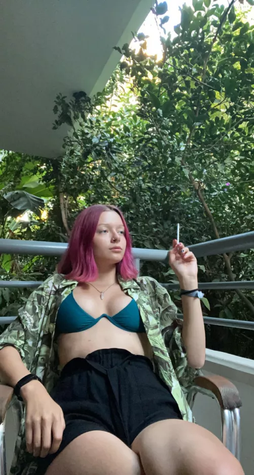 Chilling on a balconyπ€