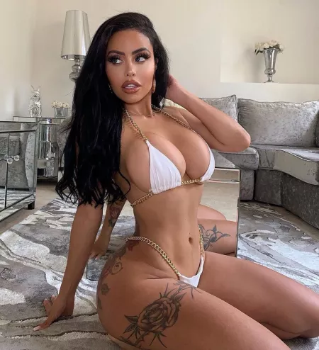 Chloe Saxon (@chloesaxon) [Instagram]