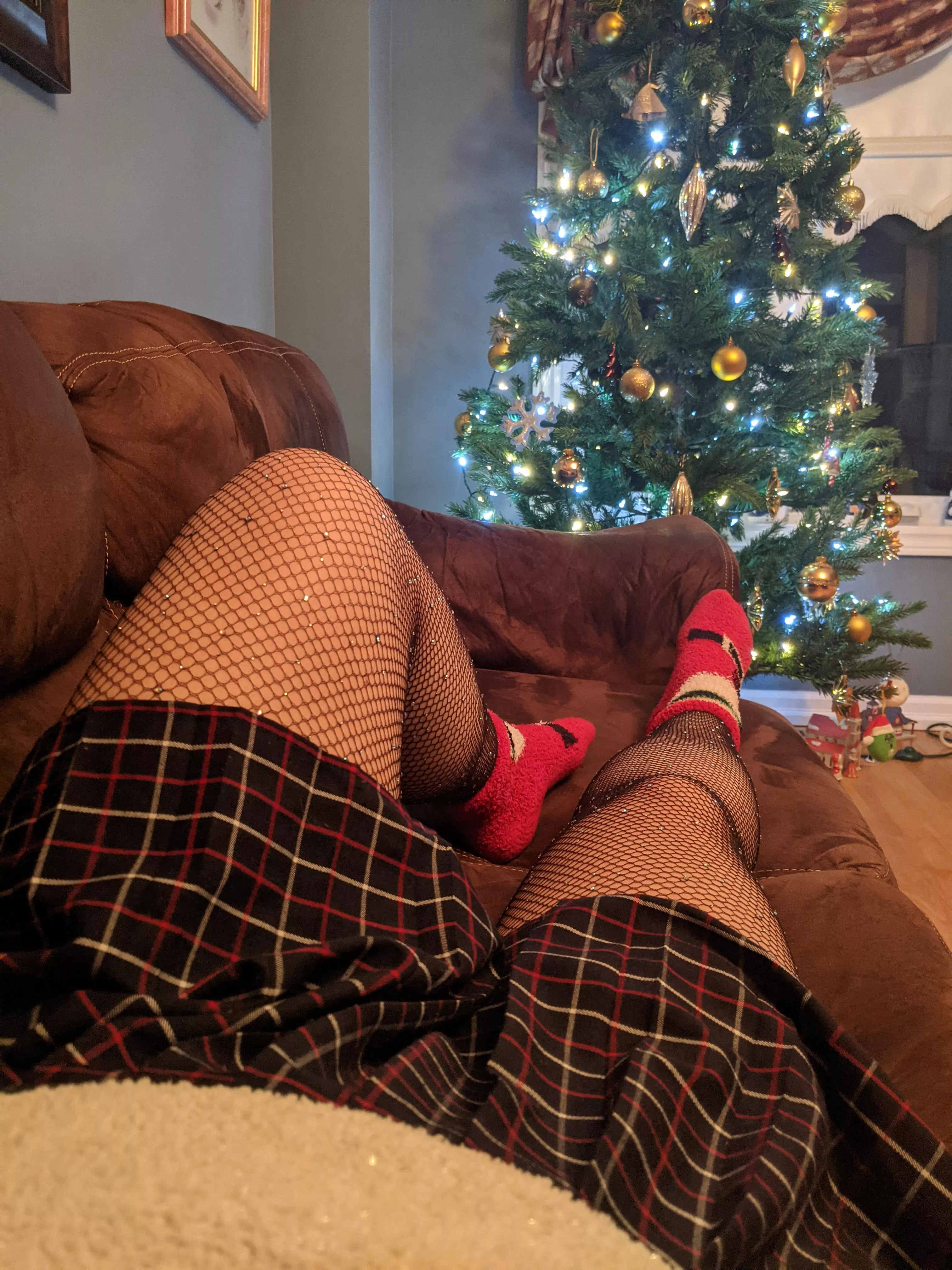 Christmas ain't complete without the fishnets 😜 Merry HoHo everyone 🎄🎅