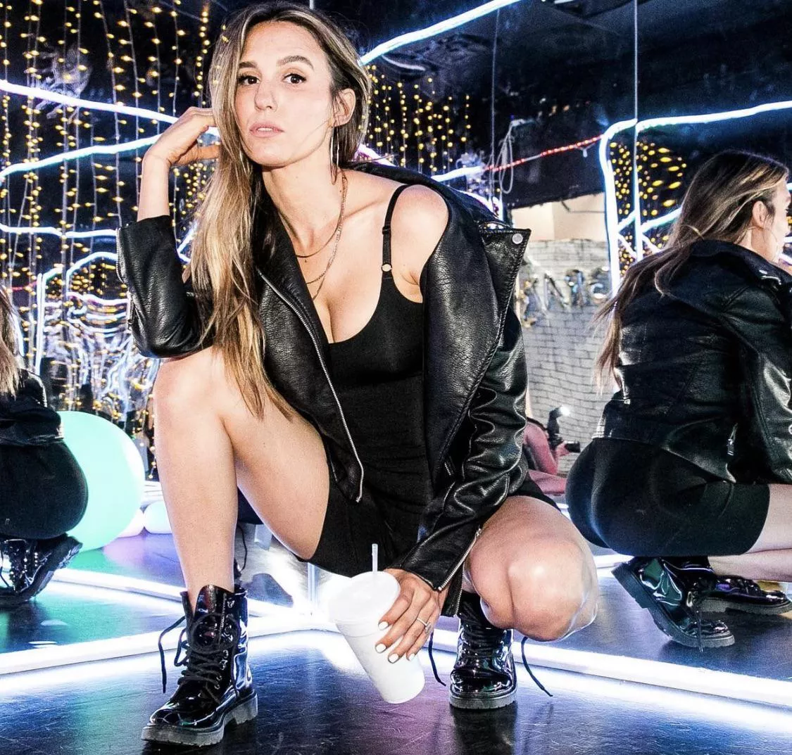 Christy Carlson Romano round booty in spandex