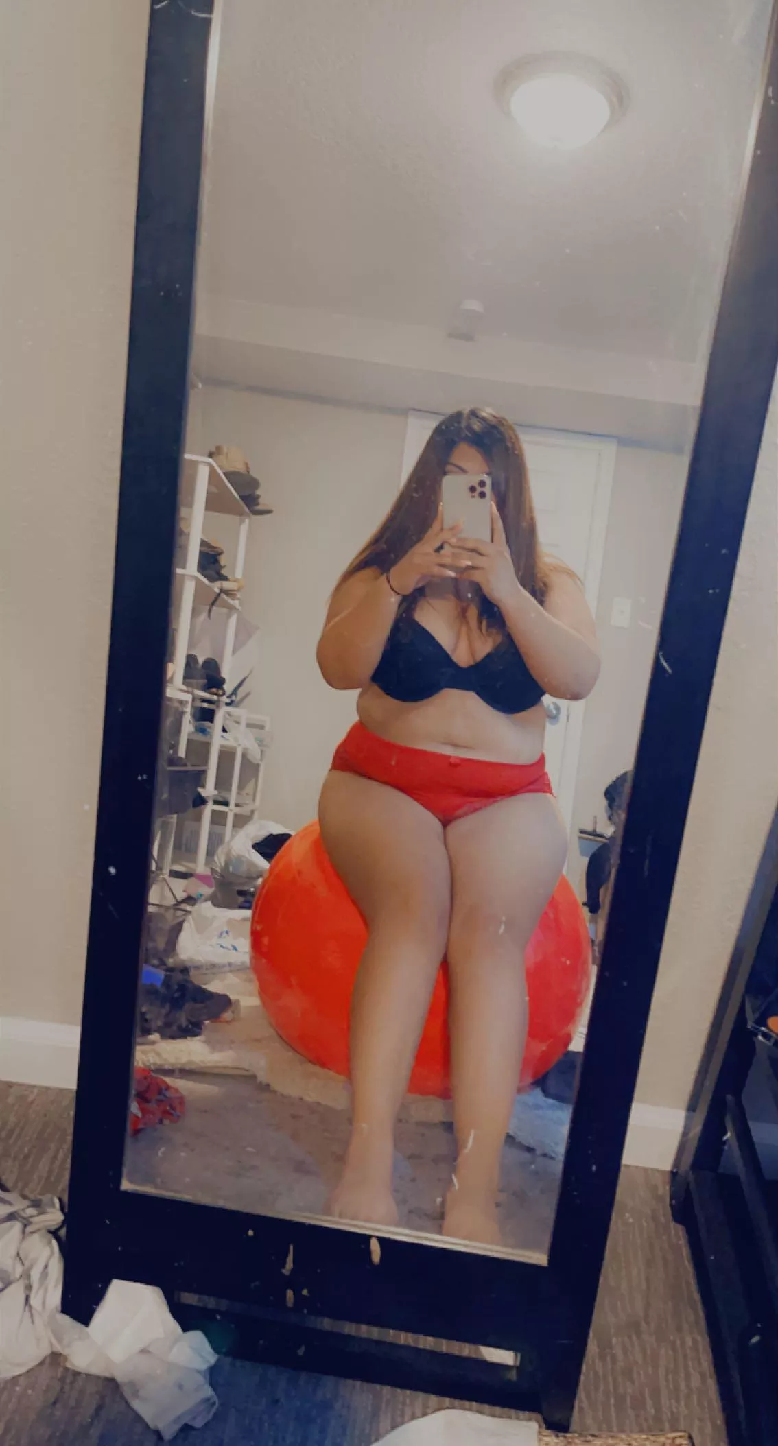 Chubby girl looking for followers to view my stories. I only post mild nsfw :) not looking to chat.