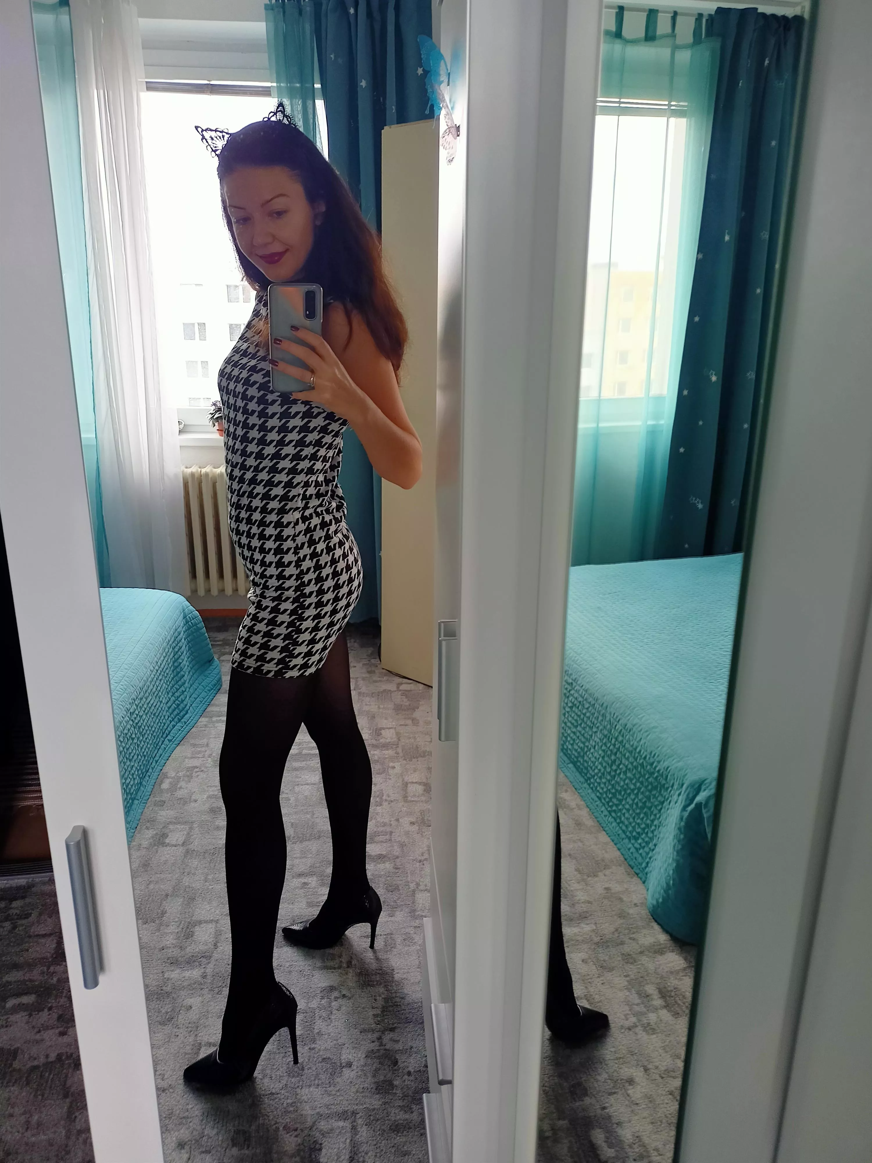 Classy yet sexy, can't go wrong with black tights