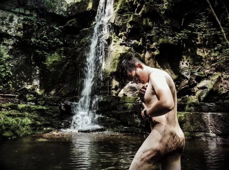 Cleaning off after a long trek. Bloody proud of this shot! Cleaning off after a long trek. Bloody proud of this shot!