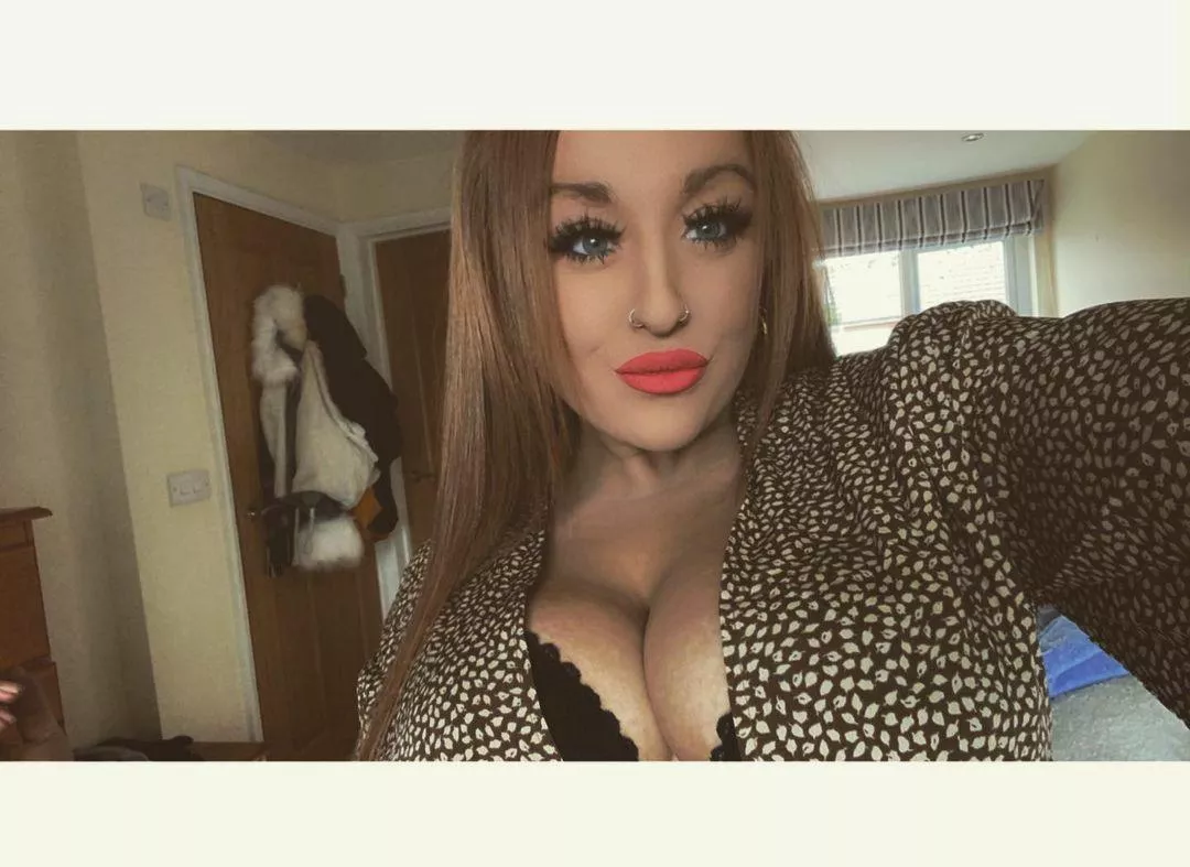 Cleavage tease Cleavage tease