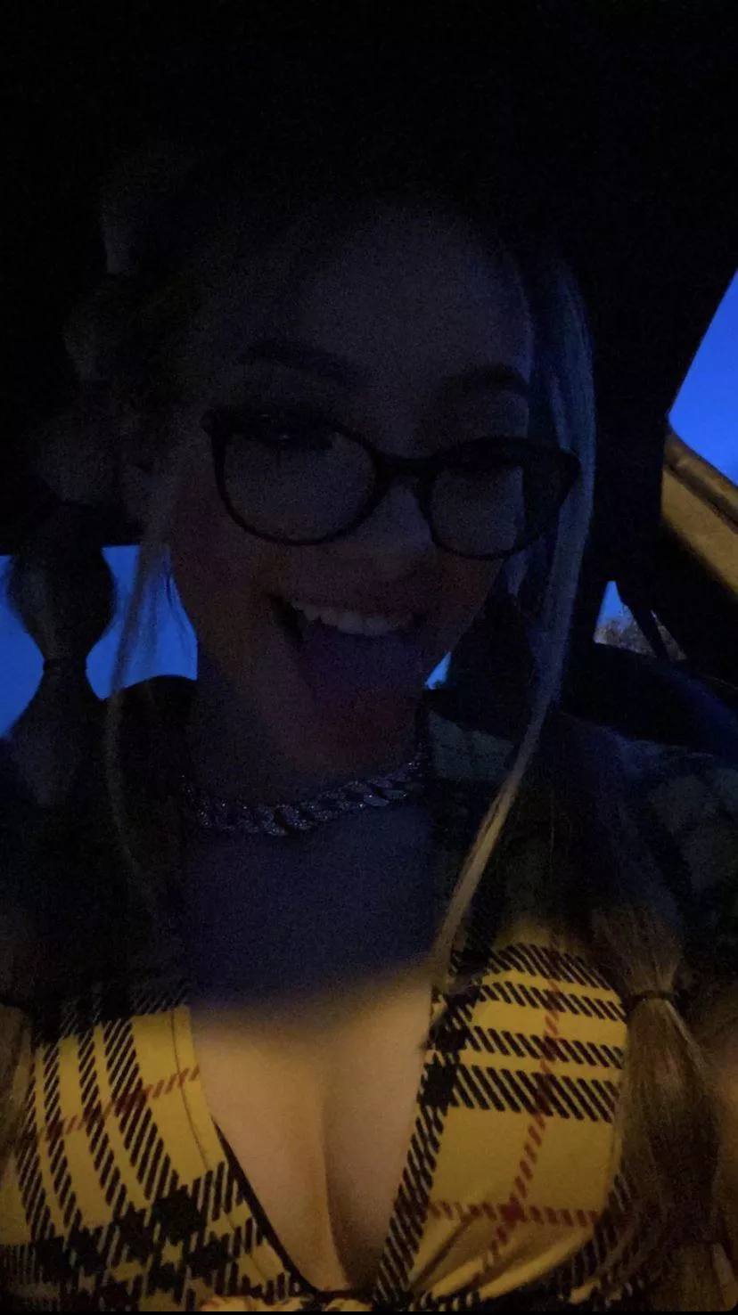 Cock trib her and send it to my kik and I’ll send more revealing pics of her (kik is in bio)