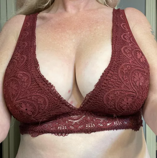 Cold and rainy Monday cleavage