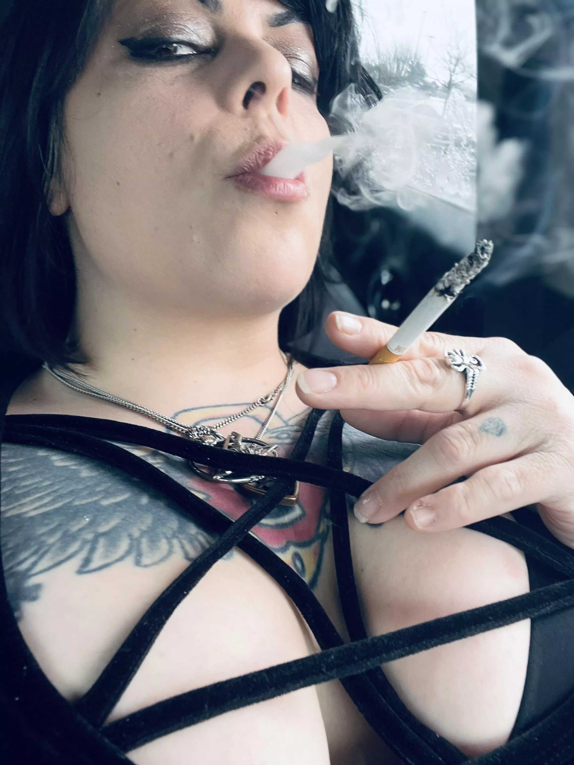 Cold days call for hot pics💋🖤🚬