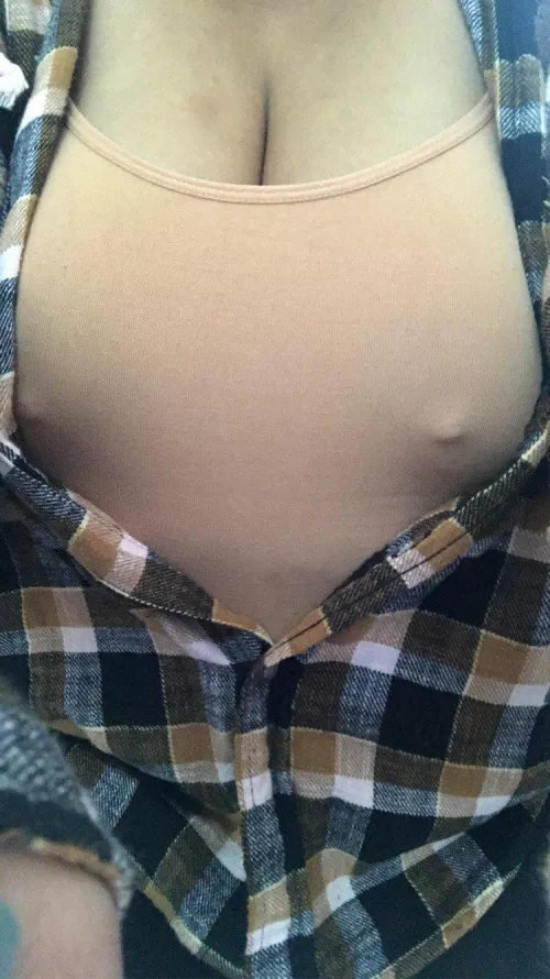 cold outside and my nipples are hard asf ๐๐