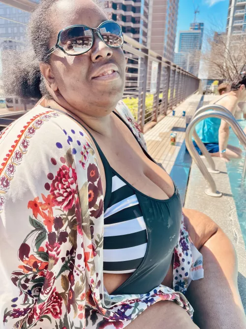 Cold today …. Wish I was back by the pool 😘